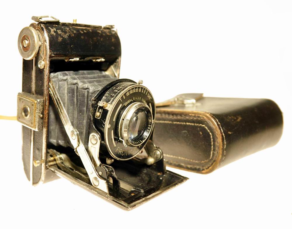 Антикварный фотоаппарат со складным мехом «Prontor 2».